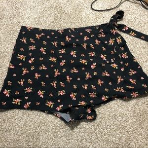 🌻NWOT Black floral skort!🌻